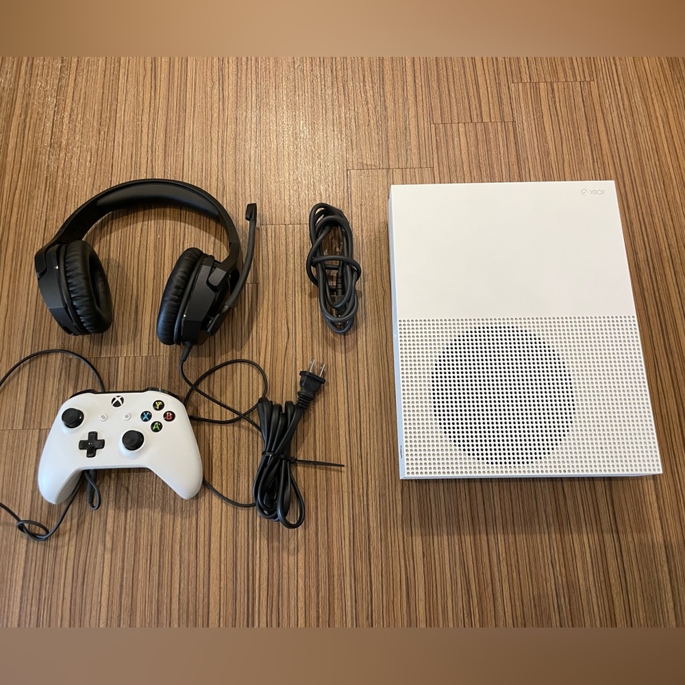 Xbox One S + Headset